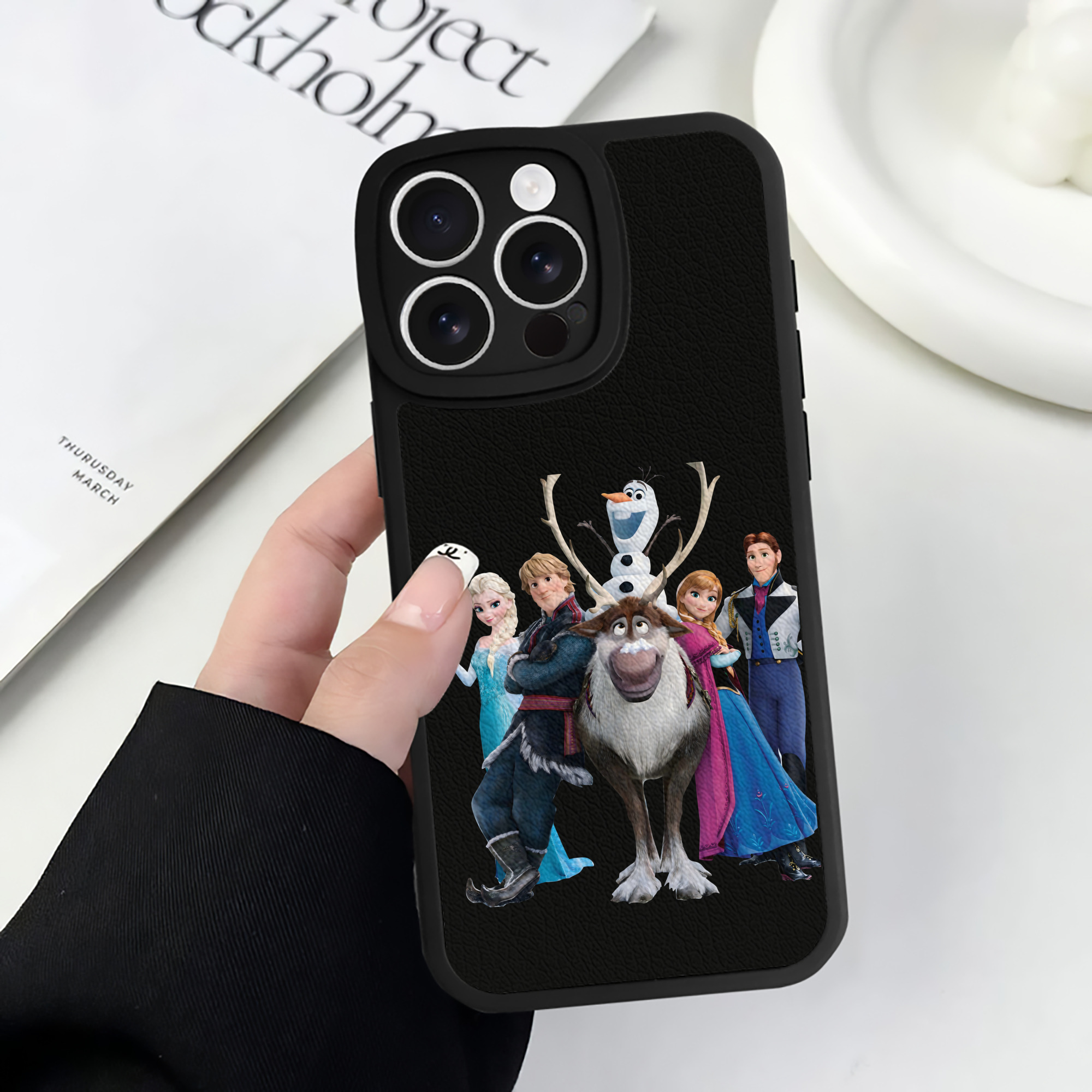 （画像用） アナと雪の女王 アンナ エルサ Frozen Anna Elsa 【iPhone 16シリーズ対応】シリコンスマホケース（レザー調） 材質：シリコン